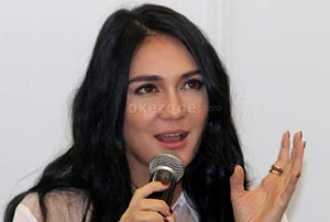 Bakat Fesyen Luna Maya Turun dari sang Ibu